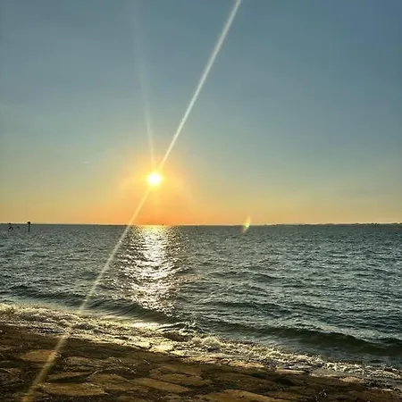 Stilvoll Nah Am لاوتيراخ